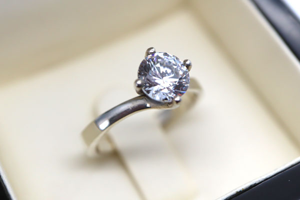 How to Buy An Engagement Ring (What You Need to Know)