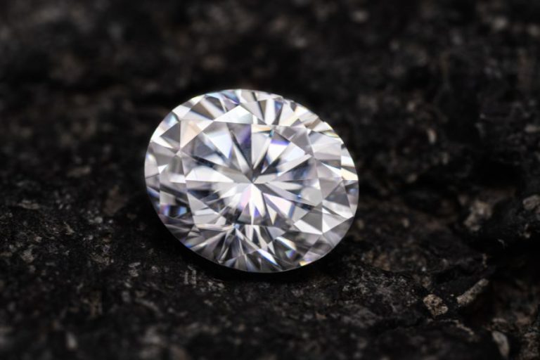 Oval Cut Diamond Buying Guide (Everything you need to know!)